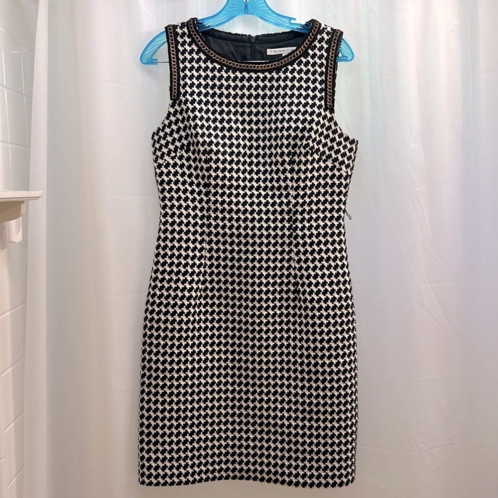 TRINA TURK black and cream with metal detail edging missing original belt size 6